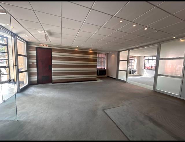 427M² OFFICE TO LET IN LYME PARK